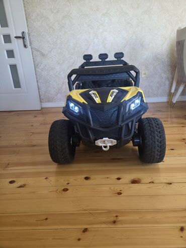 Bu, uşaqlar üçün nəzərdə tutulmuş elektrikli ATV-dir. Onun möhkəm