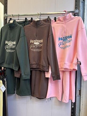 wit: Женский спортивный костюм- с принтом “Passion and Purpose”. По городу — 1