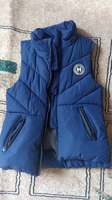 купить куртку детскую на мальчика: Продаю безрукавку на мальчика на возраст от 7-10 лет цена 500 сом.в