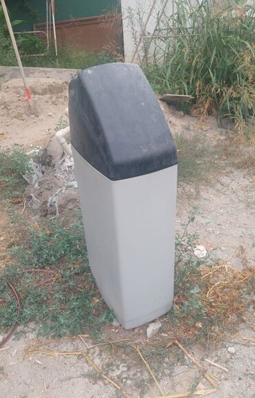 Özü yapışan divar kağızları: Avtomatik su yumşaldıcı aparat - Korpus: dik, birgə tanklı (üst hissə