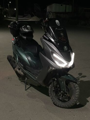 трёхколёсные мопеды: Макси-скутер Suzuki, 150 куб. см, Бензин, Б/у