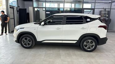 seltos: Белый кроссовер Kia Seltos, идеально подходящий для городских поездок