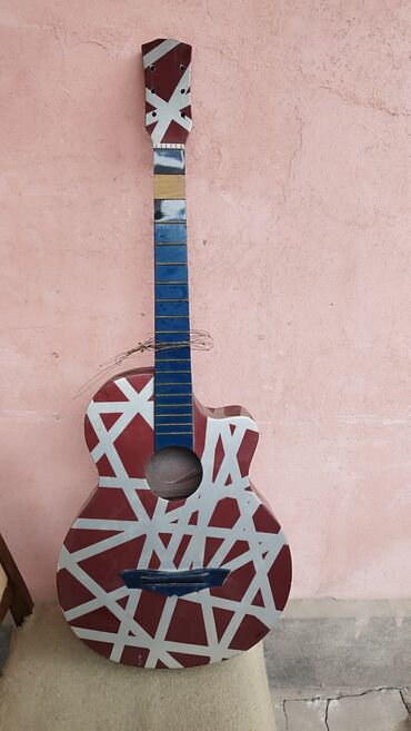 электрогитара для новичка: Акустическая гитара. Струны есть. Гриф заклеенный. Требуется покраска