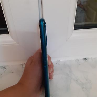 poko m 4: Satılan məhsul şəkildə görünən mavi-yaşıl rəngli smartfondur. Cihazın — 3