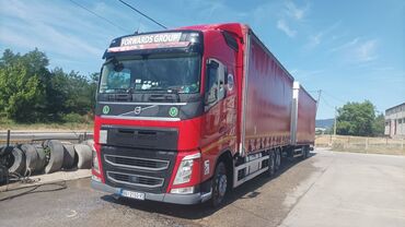 Kamioni: Crveni Volvo kamion sa crvenom prikolicom, idealan za prevoz tereta na — 5