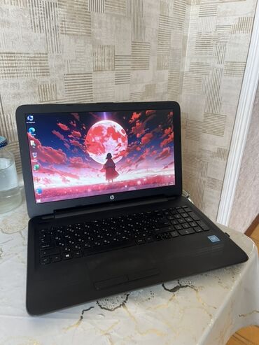 klaviatur: HP brendinin qara rəngli noutbuku. Cihaz gündəlik işlər, təhsil və ya