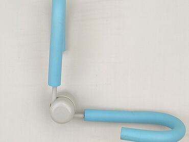 Urządzenie do ćwiczeń mięśni ud i ramion w kolorze niebieskim. Składa