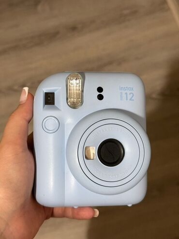 Fujifilm Instax Mini 12 ani fotoaparatı açıq mavi rəngdədir və ani çap