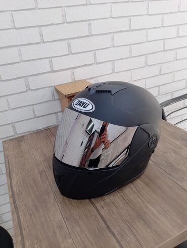Motodəbilqə. Tünd boz rəngli səthə və reflektiv örtüyə malikdir. İki