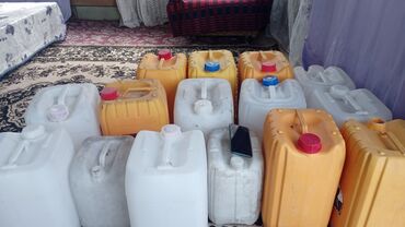 стеклянные банки на 5 литров: Продаю бачки от мыломойки,объём 20 литров.цена 50 сом