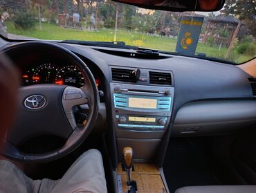 расрочкага машина алам: Автомобиль Toyota Camry, белого цвета, оснащенный люком на крыше