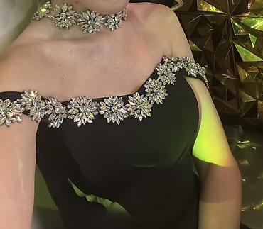 Qadın geyimləri: Qara rəngli zərif gecə libası - Model: çiyinləri açıq, “off-shoulder” — 1