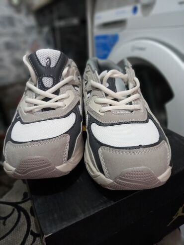 обувь для фитнеса: Кроссовки Asics. Новые. - Размер: EU 39 (US 7.5 / UK 6.5). - Верх