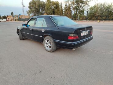 шины сапок: Mercedes-Benz E 220 (W124), седан, черный. Основные характеристики: -
