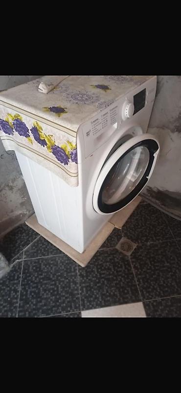 yevlax makler: Ancaq oğlanlara verilir. Adambaşı 130 man. Kommunal ödənişlər qiymətə — 6