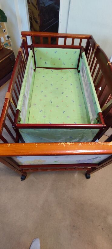 Детские односпальные кровати: Продается детская кроватка с рождения и до 7 лет. Регулируется высота — 6