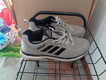 обувь adidas: Мужская обувь – два варианта: 37 размер кроссовки отдам даром 1) — 3