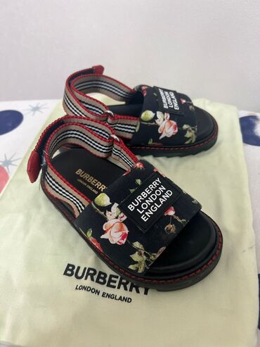 Детская обувь: Burberry. Оригинал покупали в Дубае. Размер 27
