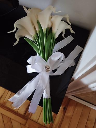 bənövşəyi gül şəkilləri: Gül Zərif ağ kalalardan ibarət buket. Uzun, yaşıl saplaqlar və — 4