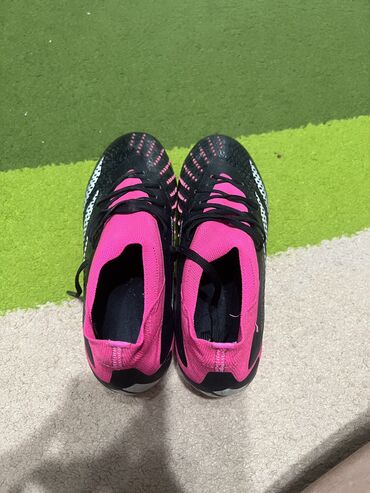 Бутсы: Продаю бутсы Adidas Predator Размер 39 Бутсы в отличном состоянии