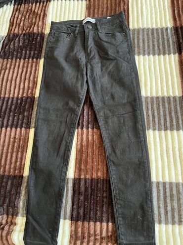 Çəkmələr: Satılır hər biri ucuz qiymətə . Qara kurtka və qara şalvarheç — 2