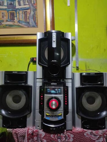 Mikrofonlar: Sony GNX700 çox güclü olan 2 kalonka + 1 basavik ses sistemi satılır
