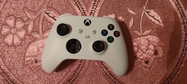 oyun konsolu azerbaycan: Ağ rəngli Xbox Series oyun konsolu üçün nəzərdə tutulmuş simsiz