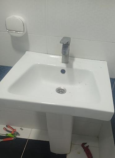tulpan gulu: Hamam üçün keramika dolabüstü/quraşdırma rakovinası və — 2