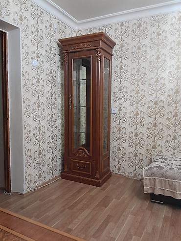 Klassik üslubda şüşəli vitrin dolabı - Material: Təbii ağac əsaslı