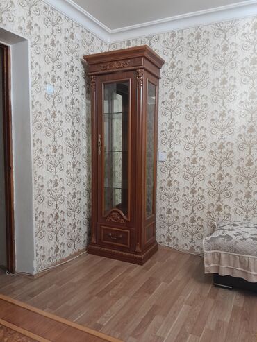 витрины для магазина: Стеклянная витрина-шкаф