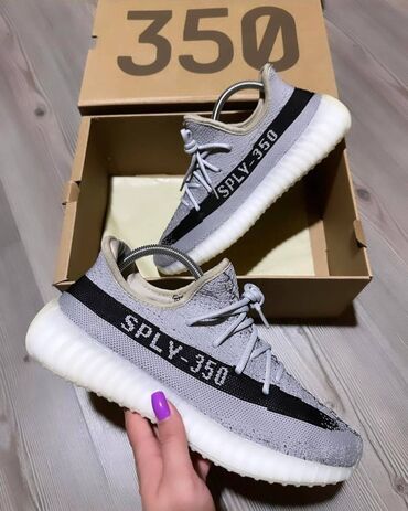 Patike: Adidas Yeezy Boost 350 patike A klasa

Novo.
Brojevi 36 do 46 — 15