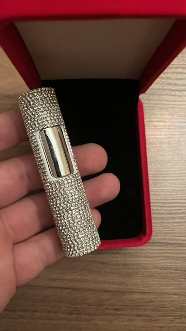 Кольца: Zərgərlik daşları ilə bəzədilmiş metal alışqan. - Tam silindrik