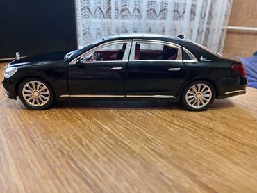 Igračke: Nov metalni Mercedes E-klasa uradjen u razmeri 1:24. Mogu da mu se — 4