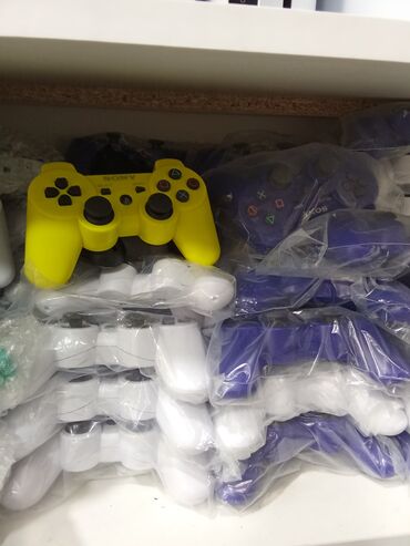 playstation 3 joystick: Müxtəlif rənglərdə Sony PlayStation 3 üçün simsiz oyun joystikleri. Bu