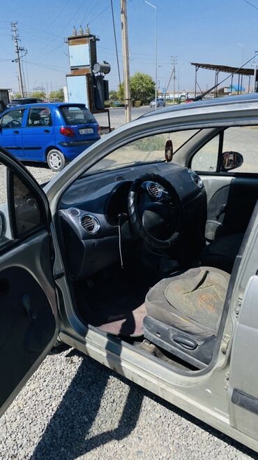 машына приора: Хэтчбек Daewoo Matiz серебристого цвета с правым рулем и черными
