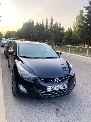 Hyundai Elantra: 1.8 л | 2012 г. Седан