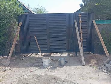 Откатные ворота: Металлические ворота с горизонтальными ламелями и вертикальными — 11