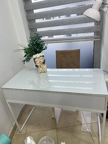 dirnaq stulu: Ağ rəngli şüşə üstlü masa - Üst səth: qalın, şəffaf şüşə panel – — 2
