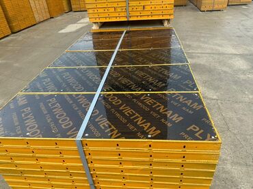 Другие строительные материалы: Набор панелей для опалубки, окрашенных в ярко-желтый цвет. Панели — 9