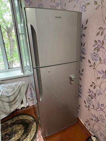 домашняя швейная машина: Муздаткыч Hitachi, Колдонулган, Эки камералуу, No frost, 65 * 170 * 65