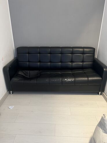 раздвижной двухместный диван: Прямой диван, цвет - Черный, Б/у
