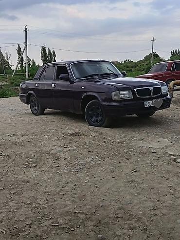 ГАЗ: GAZ 3110 sedan avtomobil. Tünd bənövşəyi rəngdə kuzova malikdir. 4 — 3