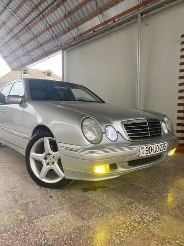 Mercedes-Benz: Mercedes-Benz E 320: 3.2 l | 2000 il Sedan — 4
