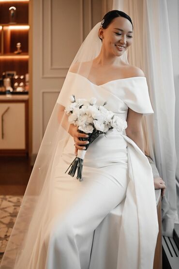 белый платья: Сдаю свадебное платье американского бренда. Было надето 1 раз Цвет