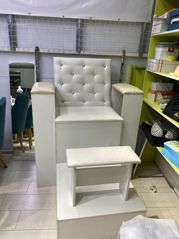 маникюрные стулья: Подиум-кресло для педикюра с подставкой - Профессиональное кресло на