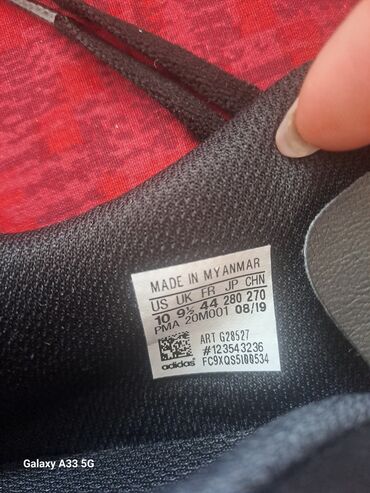 обувь адидас: Кроссовки Adidas черного цвета, изготовленные в Мьянме. Размер US 10