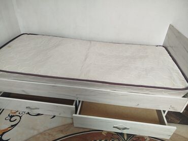 доски для кровати: Односпальная кровать светлого цвета с матрасом и выдвижными ящиками