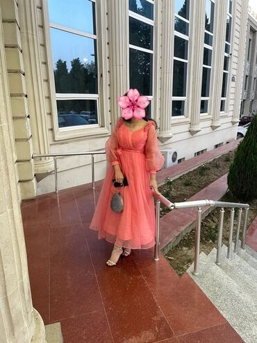 Tünd-şaftalı rəngində zərif ziyafət geyimi - Model: Midi/uzunluğu