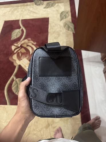 soft shell: Барсетка бананка Guess
Кожа✅
2 кармана ✅
Бирки и лого ✅ — 4