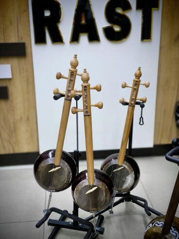Akustik gitaralar: Orta ölçü kamança Kamança musiqi alətləri,hər növdə, fərqli